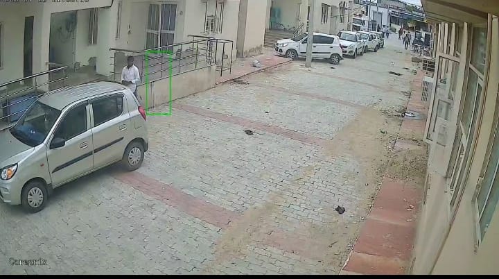 जोबनेर में अस्पताल के बाहर खड़ी कार का शीशा तोड़कर 2 लाख रुपये की नकदी चोरी, CCTV में कैद हुई वारदात