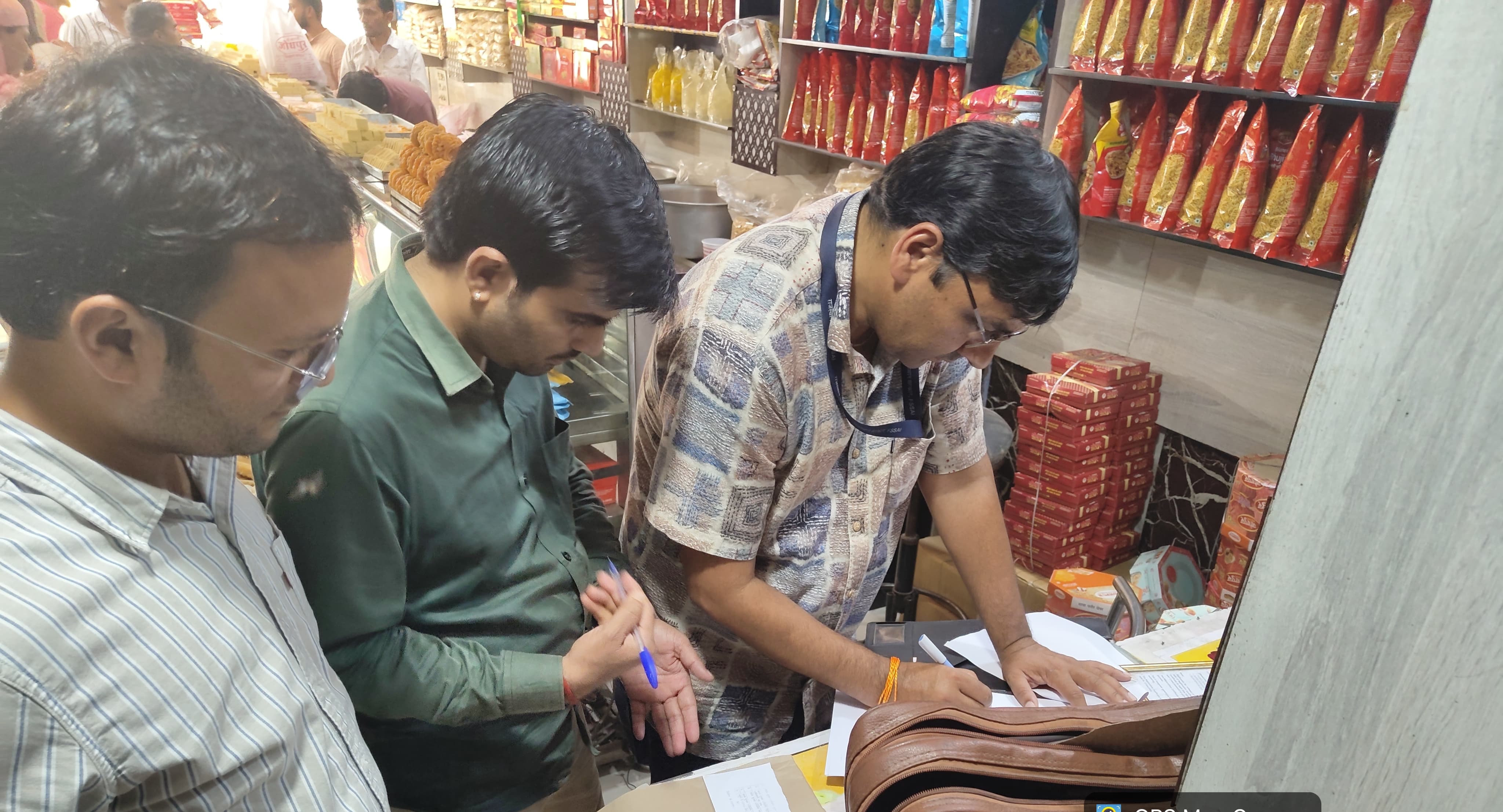 जोबनेर-रेनवाल में मिठाई दुकानों पर खाद्य विभाग की कार्रवाई, लिए गए सैंपल