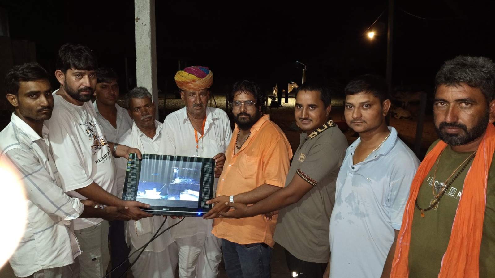 गौसेवा में नई मिसाल: समाजसेवी मुकेश कुमार कुमावत ने गोपाल गौशाला को भेंट किए सीसीटीवी कैमरे
