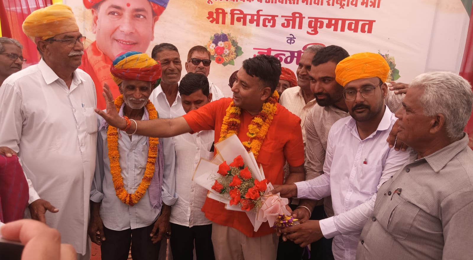 भेसलाना में पूर्व विधायक निर्मल कुमावत का जन्मदिन मनाया, कांग्रेस बूथ अध्यक्ष छितर नेहरा भाजपा में शामिल