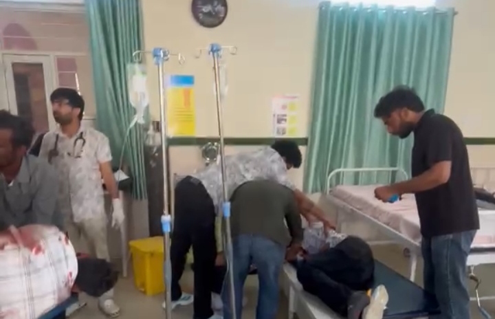 ड्योढ़ी कोड़ी में दो बाइकों की आमने-सामने भिड़ंत हादसे में तीन घायल, एक की हालत गंभीर।